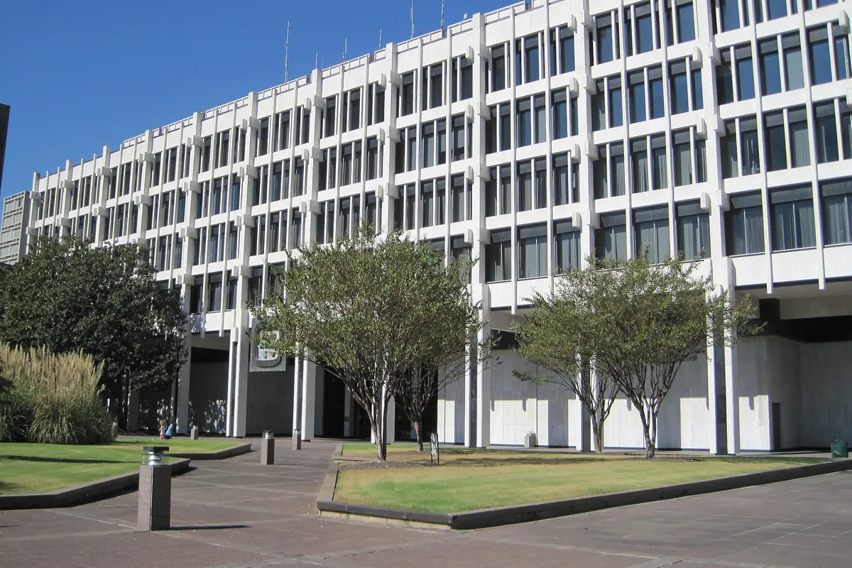Memphis City Hall's long rows of windows along Main Street downtown on a sunny day